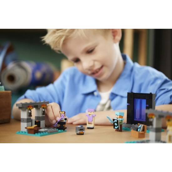 LEGO Minecraft The Armory (21252) LEGO Minecraft The Armory (21252)