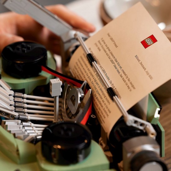 LEGO Icons Typewriter (21327) LEGO Icons Typewriter (21327)