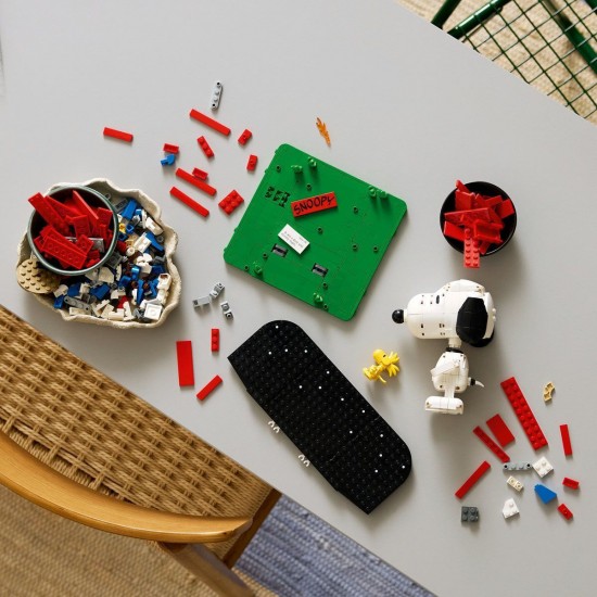 LEGO Ideas Peanuts Snoopy's Doghouse (21368) LEGO Ideas Peanuts Snoopy's Doghouse (21368)
