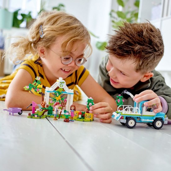 LEGO Friends Tree-Planting Vehicle (41707) LEGO Friends Tree-Planting Vehicle (41707)