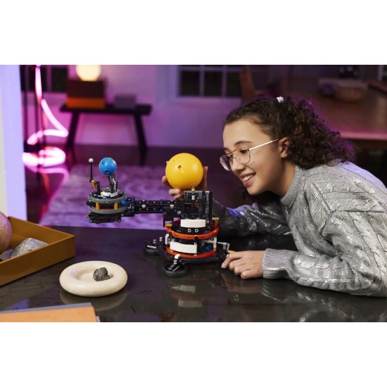 LEGO Technic Planet Earth And Moon In Orbit (42179) LEGO Technic Planet Earth And Moon In Orbit (42179)